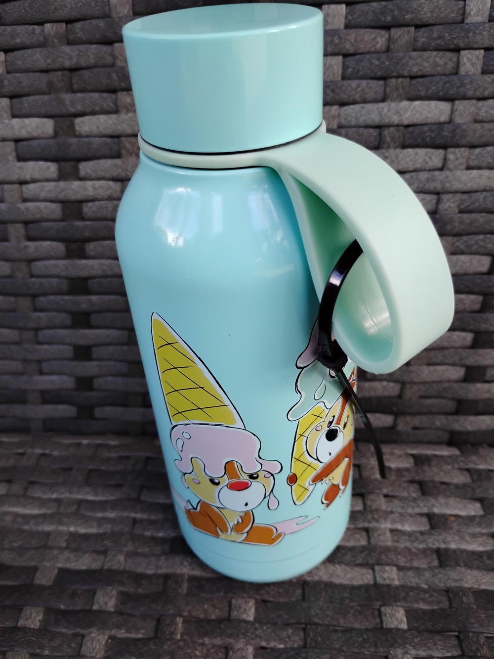 New Disney 11 OZ water Bottle Chip & Dale Chipmunks